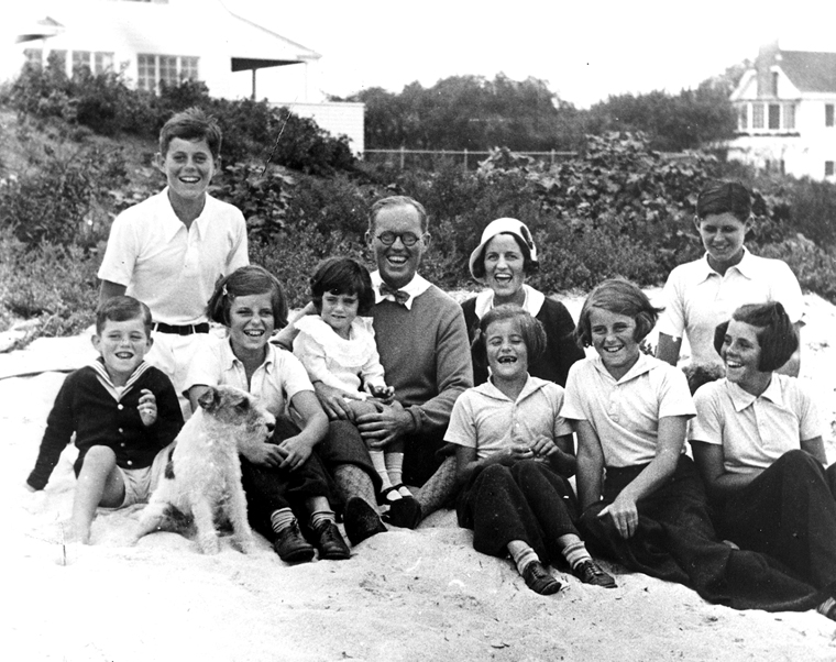 Par Photograph by Richard Sears in the John F. Kennedy Presidential Library and Museum, Boston.  http://www.jfklibrary.org/Asset-Viewer/Sll9S4XSqUObvY9XJNN1wQ.aspx, Domaine public, https://commons.wikimedia.org/w/index.php?curid=12806756