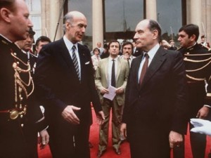 La passation de pouvoir entre Valery Giscard d'Estaing et Francois Mitterrand en 1981 - https://www.lesmotsdelavrepublique.fr/wp-content/uploads/2012/05/