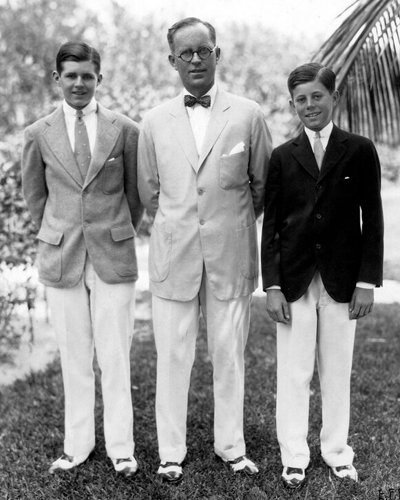  Joseph P. Kennedy, Sr. with sons Joseph P. Kennedy, Jr. (left) and John F. Kennedy (right). Palm Beach, Florida, 1931. Photograph by E. F. Foley in the John F. Kennedy Presidential Library and Museum, Boston.